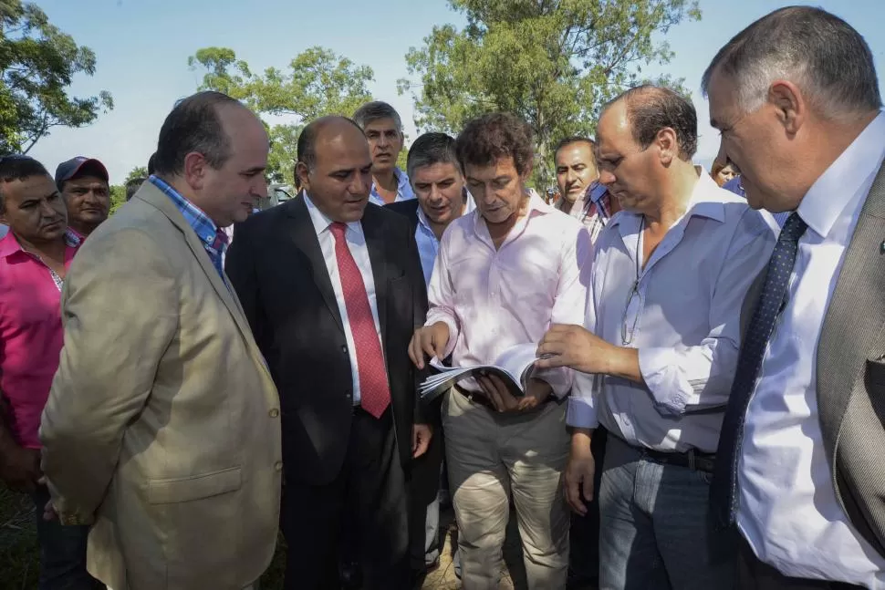 CAMINO AL AEROPUERTO. Manzur supervisó trabajos de limpieza y en el alumbrado en la ruta que une Alderetes con el Benjamín Matienzo.   PRENSA Y DIFUSIÓN