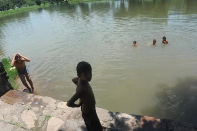 Piden que, de ser necesario, la Policía detenga a quienes se bañen en el lago San Miguel