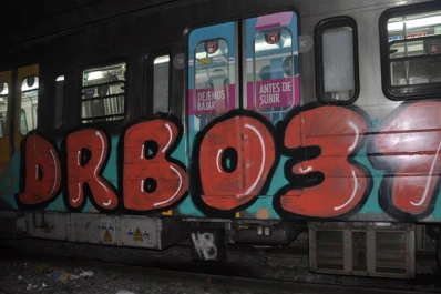 Detuvieron a dos grafiteros alemanes por pintar un vagón del subte porteño