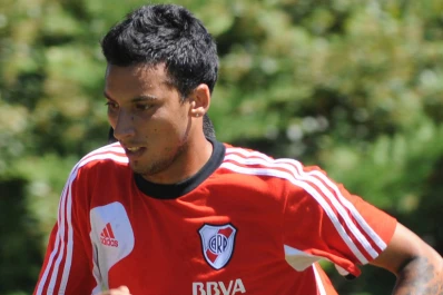 Vangioni acordó con River, se sumó y entrenó en Punta