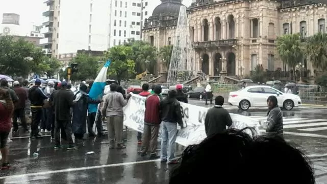 PROTESTA. Marcharon a Casa de Gobierno y se fueron sin respuestas. FOTO ENVIADA POR UN LECTOR d