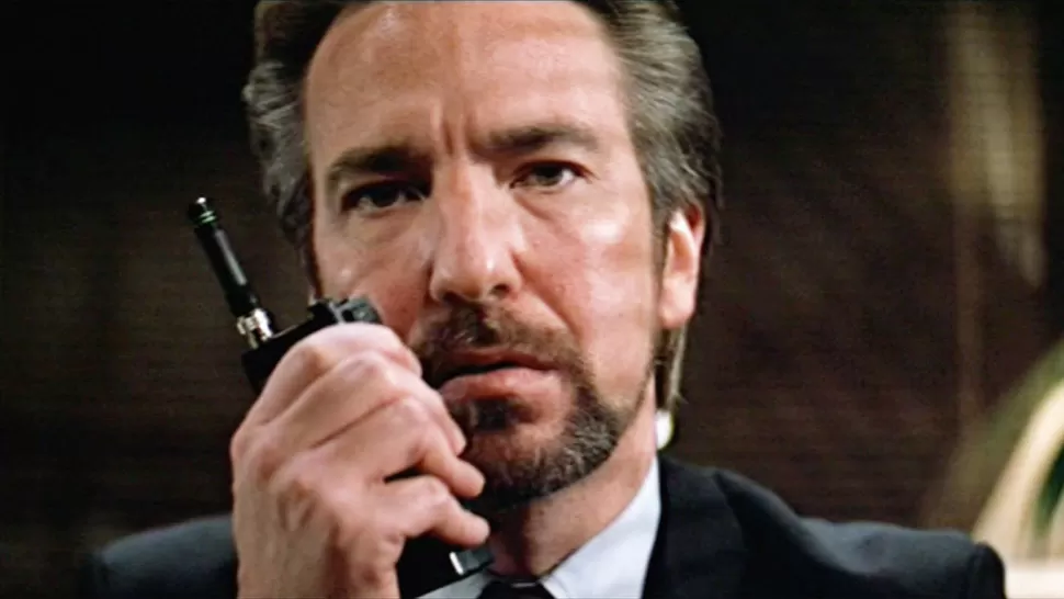 VILLANO. Alan Rickman da vida a Hans Gruber en Duro de Matar (1988), el antagonista del héroe John McLane (Bruce Willis). FOTO TOMADA DE NOT.UH