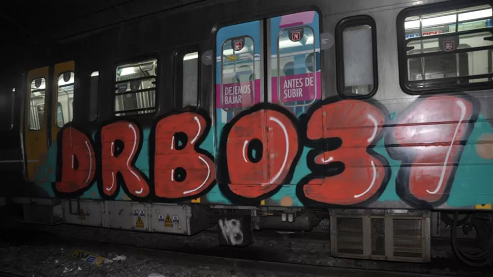 VANDALISMO. Así quedó e vagón que fue intervenido por los grafiteros. FOTO DE LA POLICÍA METROPOLITANA (BUENOS AIRES)