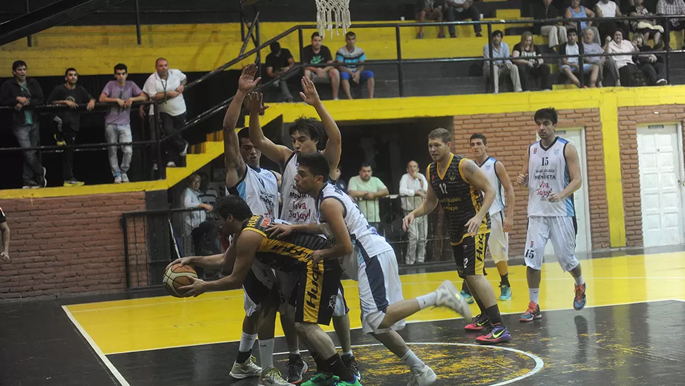 TRIPLE MARCA. Álvaro Rodríguez en ofensiva. El  escolta jugó bien y tuvo 25' en cancha.
FOTO DE LA GACETA/ANTONIO FERRONI