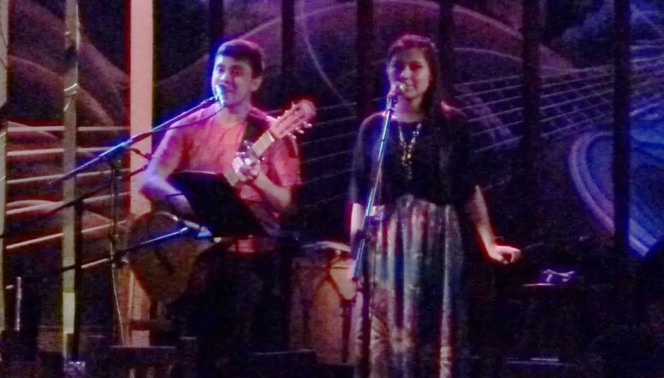 DÚO WACAY. Dana Balero y Juan María Ponce, con cancionero folclórico.  