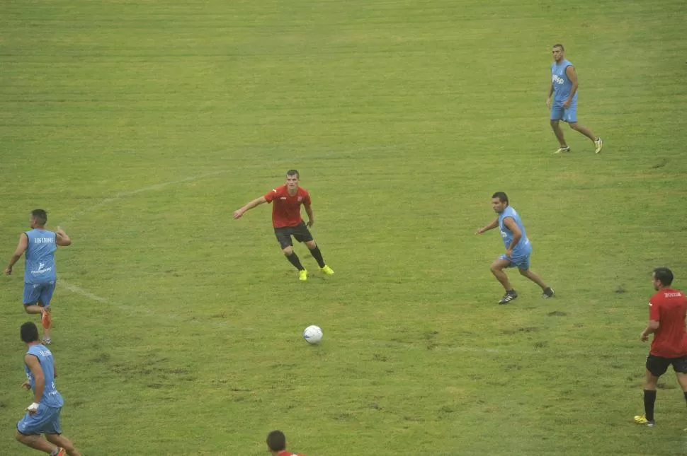 VOLVIÓ A JUGAR Y CUMPLIÓ. Maximiliano Rodríguez, recuperado de su doble rotura de ligamentos, jugó junto a Agustín Briones y cumplió con creces. El volante, oriundo de Famaillá, aspira a adueñarse de la mitad de la cancha de San Martín. la gaceta / foto de inés quinteros orio