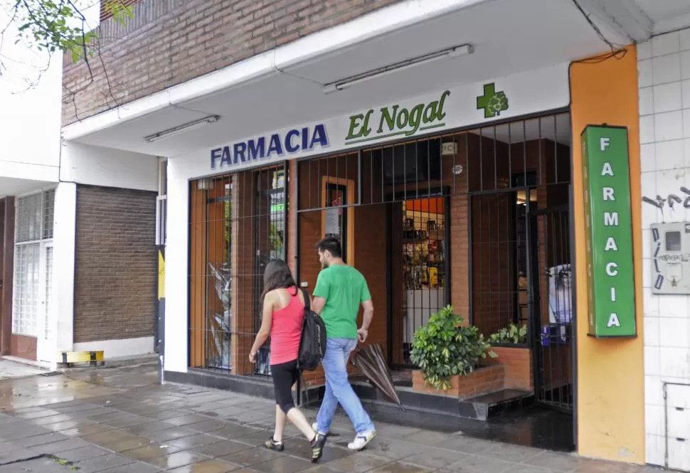 TRAS LAS REJAS. Desde el lunes, en la farmacia El Nogal, los empleados no sacan la reja que protege la puerta. la gaceta / foto de maría silvia granara