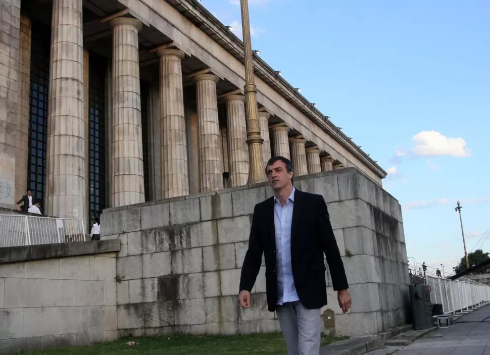 MISIÓN OFICIAL. Bullrich, entrando a Derecho de la UBA. Hoy visita Tucumán. DYN