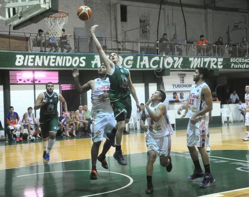 SIN RUMBO. Mitre tiene dificultades en su juego. Julio Carrizo llega al aro con mucha presión por parte de los oranenses. la gaceta / foto de antonio ferroni