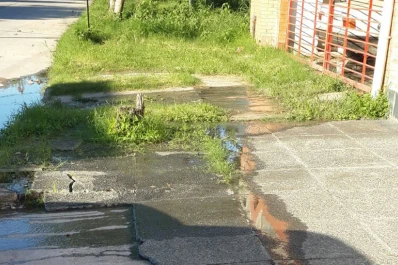 Los vecinos Mario Bravo al 1000 conviven con líquidos cloacales