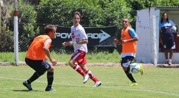 AMISTOSO. Quiroga y Villalba (de naranja) buscan frenar el avance “tatengue”. www.clubaunion.com.ar