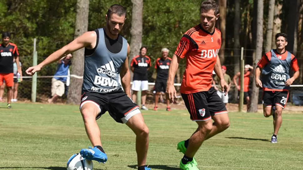 QUINTO DÍA. Mientras River sigue realizando su pretemporada en Punta del Este, el presidente del club habló sobre los problemas para lograr refuerzps.
FOT TOMADA DE CARIVERPLATE.COM.AR