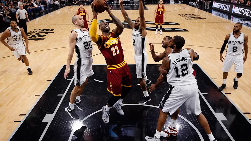 FIGURA ESTELAR. LeBron James intenta la conversión ante la doble marca de Ginóbili y de Kawhi Leonard,
FOTO DE REUTERS