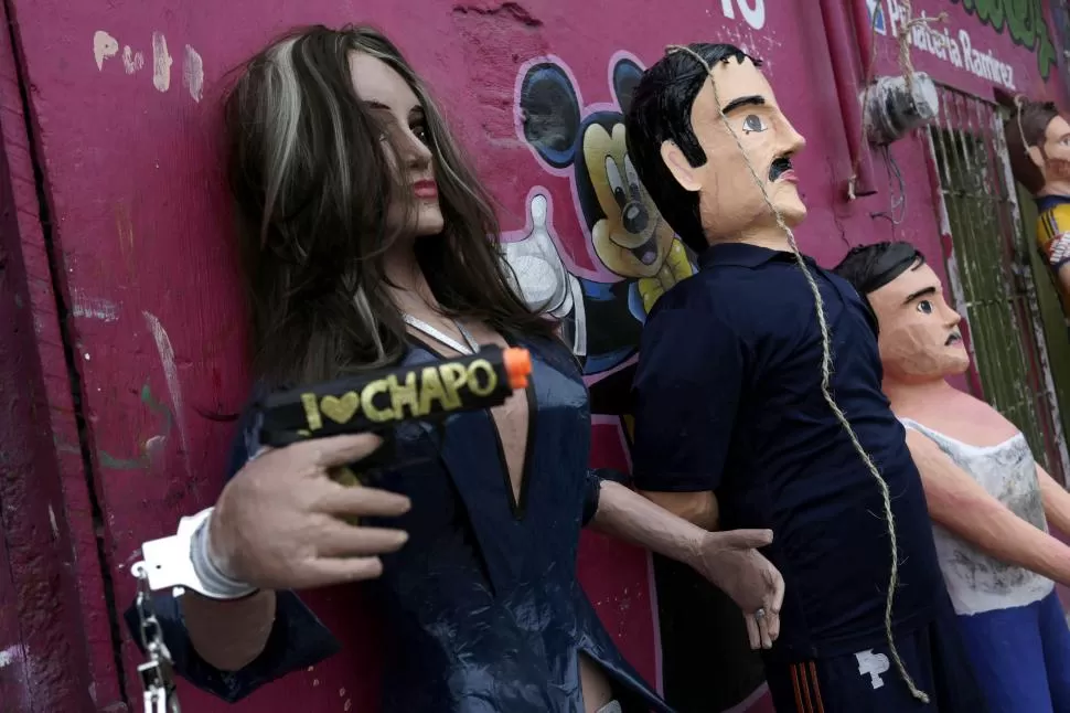 EL INGENIO POPULAR. En un taller de Tamaulipas, artesanos fabricaron piñatas con la imagen de la actriz Kate del Castillo y del jefe narco Joaquín Guzmán. reuters