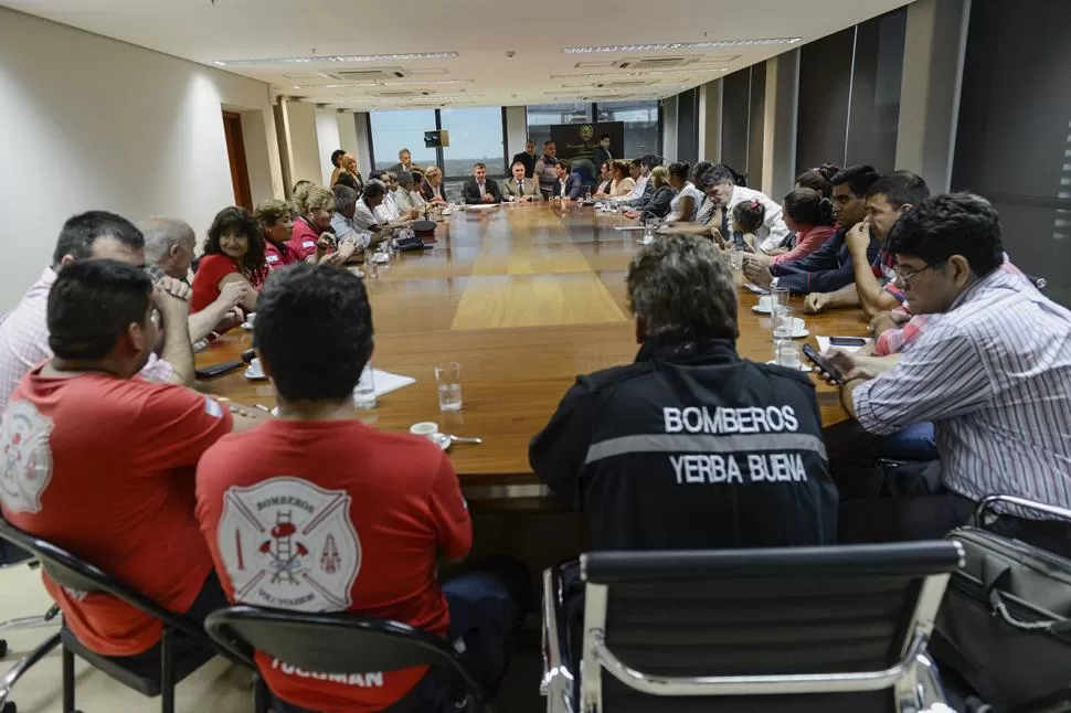 VISITA. Los bomberos estuvieron en el 8° piso de la Cámara. Jaldo (a la cabecera) los recibió y dio un discurso. prensa legislatura