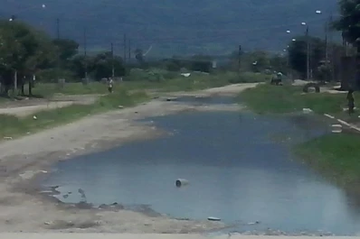 Calles en estado de abandono en la zona sur de la capital