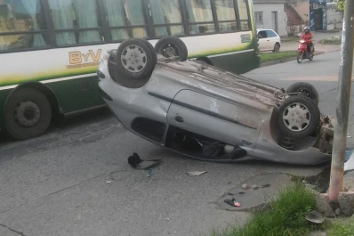 Un auto volcó en la zona sur de la ciudad