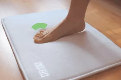 Crearon un despertador que obliga a pararte sobre él para poder desactivarlo