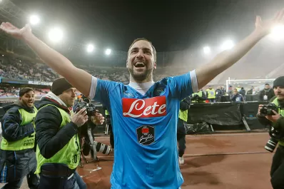 Higuaín sigue encendido y Napoli se mantiene en la punta