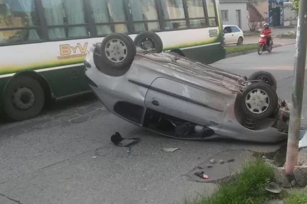Un auto volcó en la zona sur de la ciudad