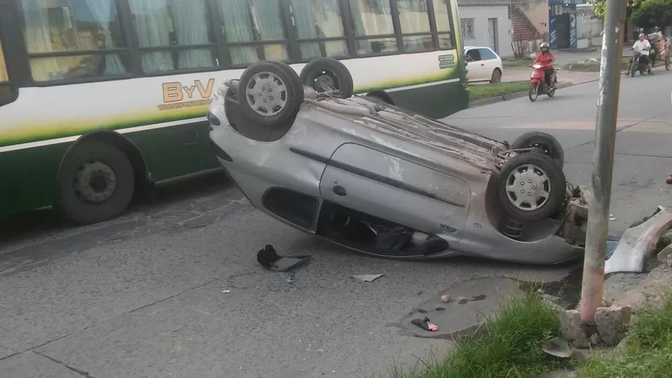 ACCIDENTE. Así quedó el vehículo que volcó en Marina Alfaro y Alsina. FOTO ENVIADA POR WHATSAPP