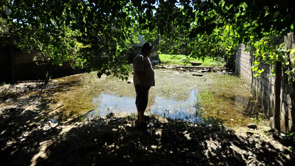 INUNDADOS. En los barrios del sur, todavía no baja el agua. ARCHIVO