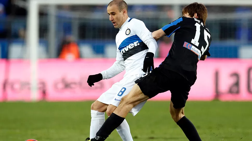 VIO POCA ACCIÓN. Rodrigo Palacio entró en el minuto 85 del partido. Lo marca De Roon, de Atalanta.
FOTO DE REUTERS