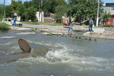 La Municipalidad multará a la SAT por las tapas de cloacas