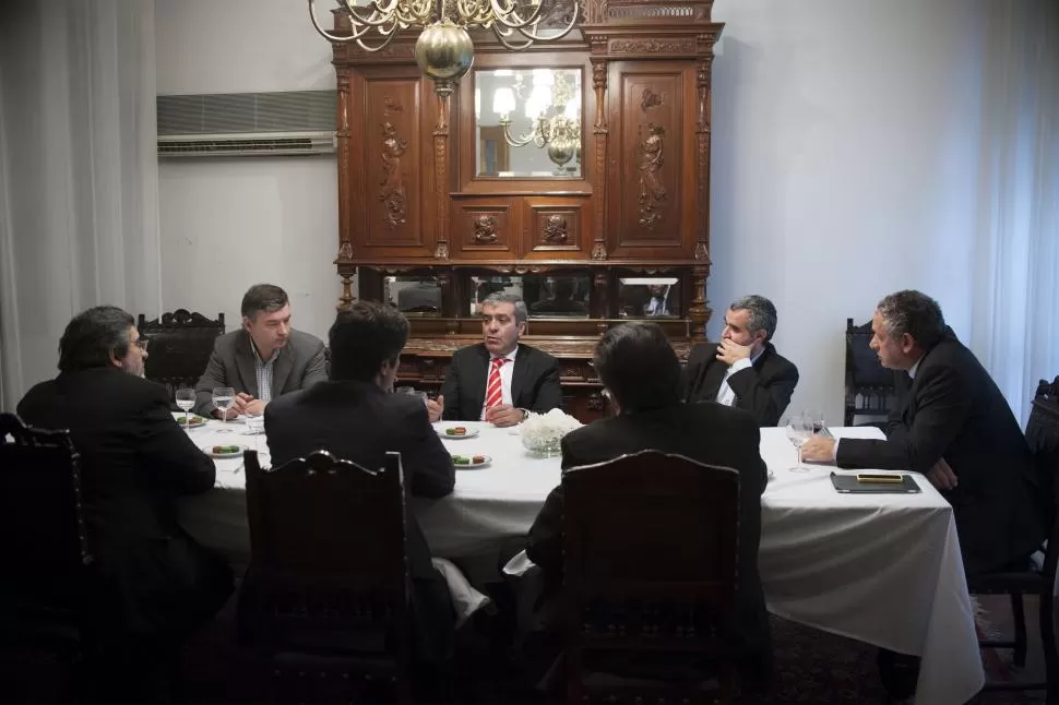 CHARLA. El titular del Plan Belgrano explica parte de los proyectos de trabajo del área a su cargo a un grupo de periodistas de LA GACETA. la gaceta / fotos de inés quinteros orio