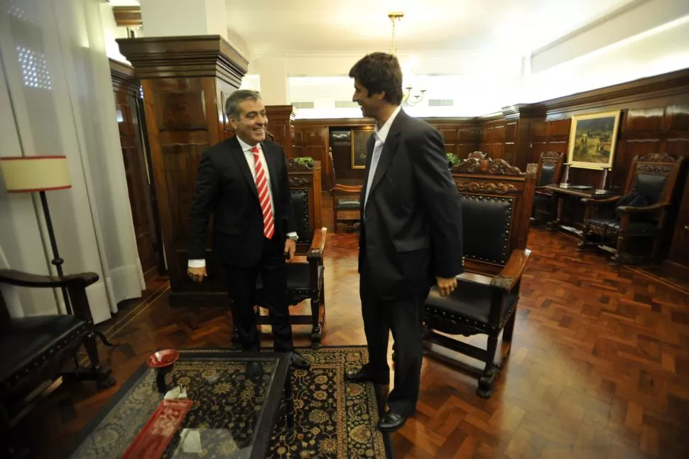 EN LA GACETA. Cano dialoga con el gerente general, José Pochat.  