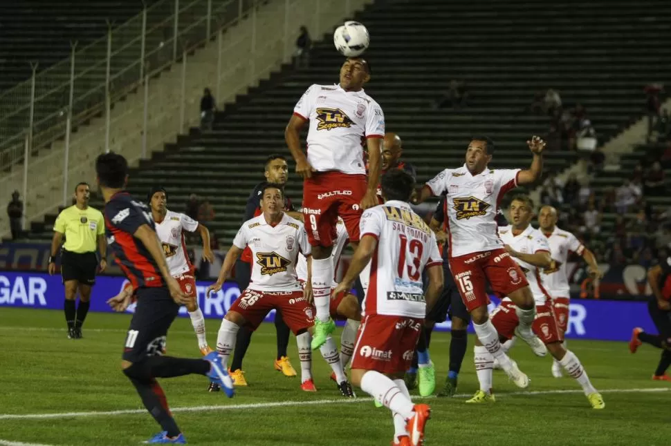 EN LO MÁS ALTO. Ábila les gana a todos en un córner así como en la jugada del segundo gol de Huracán ante San Lorenzo. dyn