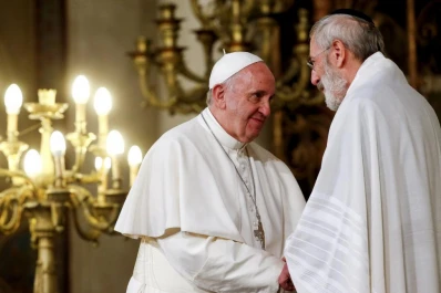Francisco realizó su primera visita a una sinagoga como Papa