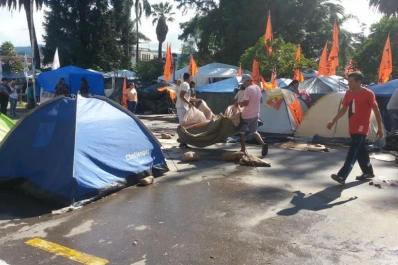 Organizaciones sociales que acampan en Jujuy liberan las calles pero permanecen en la plaza Belgrano