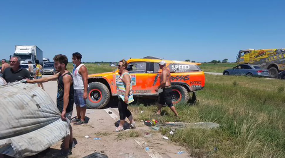 RALLY. Accidente del equipo de asistencia del conductor Robby Gordon. FOTO TOMADA DEL USUARIO DE TWITTER @CANDIARENA