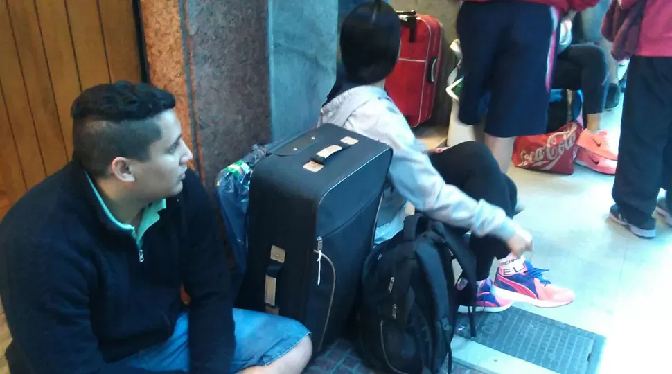 VARADOS. Tucumanos en la puerta del hotel Moli Mar esperando encontrar alojamiento. FOTO ENVIADA POR UNA PASAJERA.