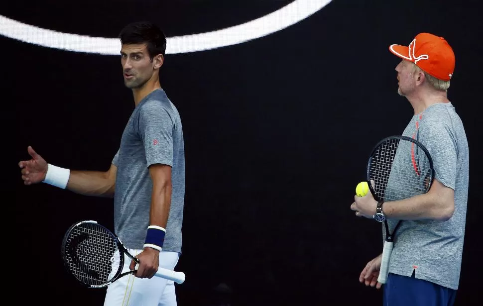 AHORA O NUNCA. Djokovic es el único que puede imitar a Rod Laver. reuters