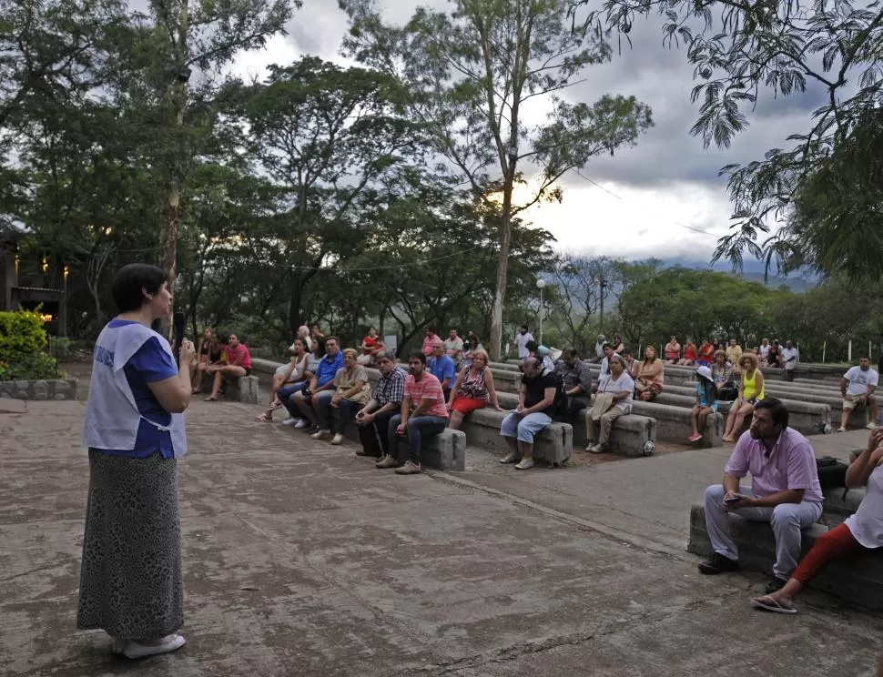 HISTORIA. Los devotos de la Virgen de Lourdes cuentan a los periodistas y fieles presentes la historia de la Gruta que ellos mismo levantaron a pulmón. la gaceta / fotos de maría silvia granara