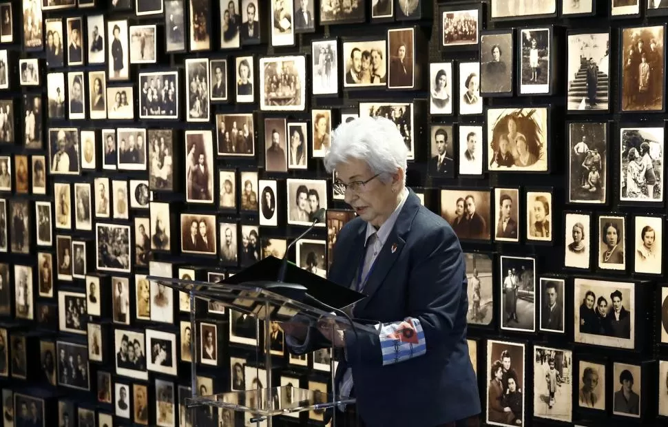 ACTO. Los sobrevivientes de Auschwitz, en la “pared de la muerte”. REUTERS 