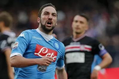 Gracias a Higuaín, Napoli sigue como único líder