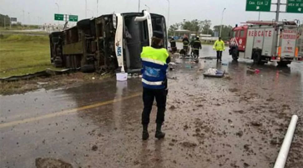 TRAGEDIA. Micro luego de volcar en la ruta Nacional 14 .FOTO TOMADA DE CLARIN.COM