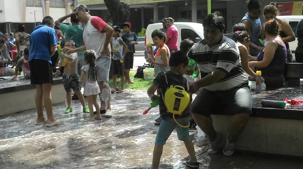 Los tucumanos celebraron el Carnaval con el Bombuchazo tucumano