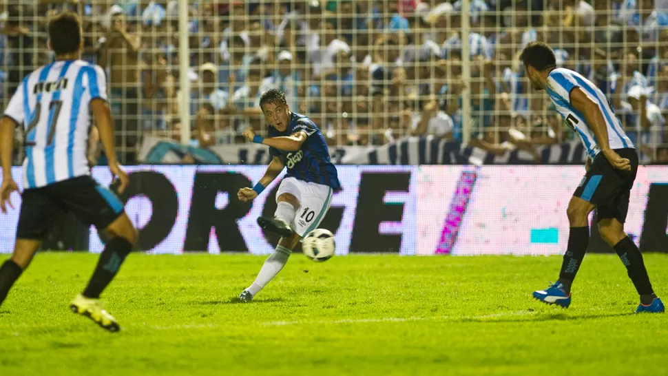 EN ESTA NO. González remata a las manos de Saja en el primer tiempo. En el segundo, apuntaría al mismo lugar pero el arquero fallaría y la pelota ingresaría para convertir el 2-0 en ese momento. LA GACETA / FOTOS DE JORGE OLMOS SGROSSO