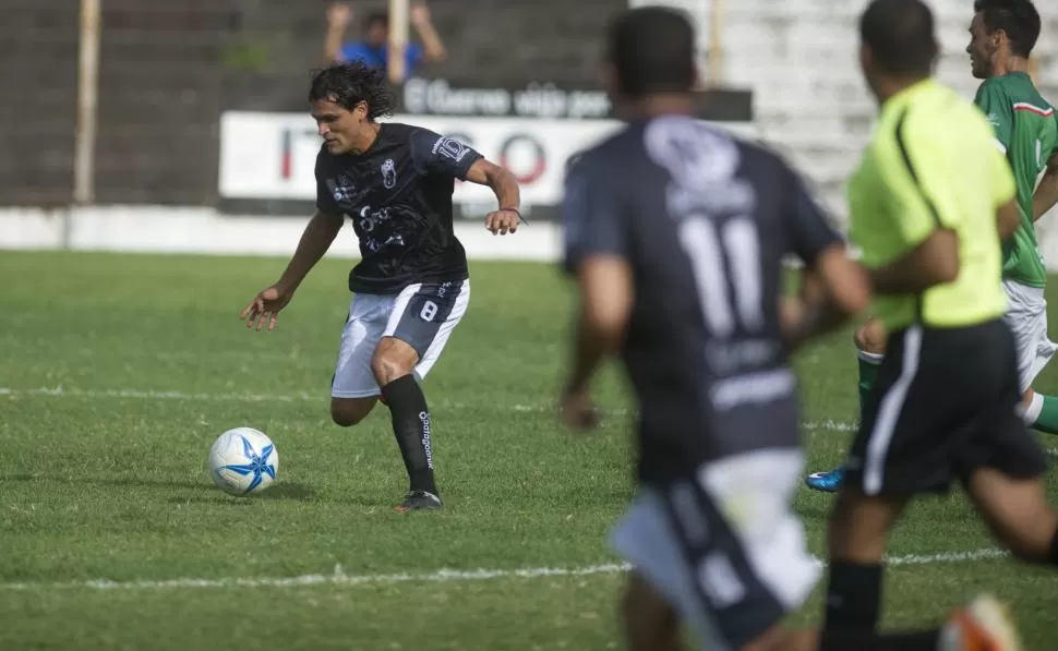 LA FIGURA. Montiglio no sólo aportó los dos goles de Concepción FC, sino que además mostró un gran despliegue.   LA GACETA / FOTO DE JORGE OLMOS SGROSSO 