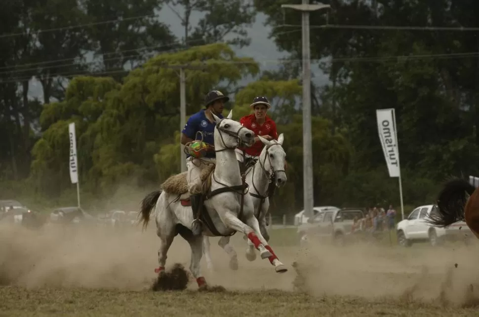 HACIA EL ARO. Salazar, del campeón, se lleva el pato mientras Murga lo acecha. FOTO DE MARÍA VALDIVIESO