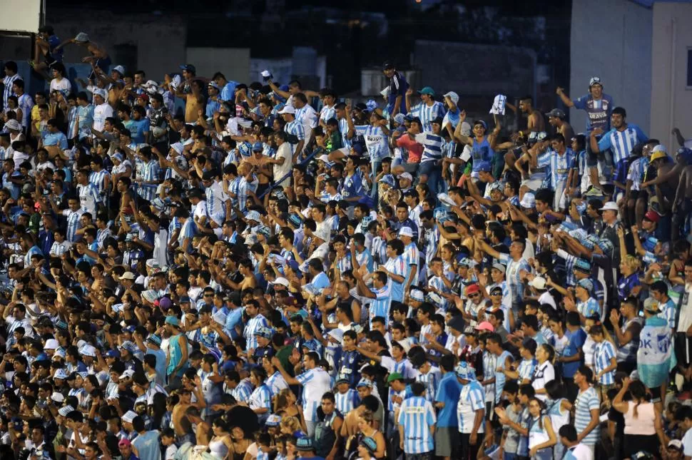 LOCURA EN LAS TRIBUNAS. Más de 30.000 almas se dieron cita en 25 de Mayo y Chile para apoyar al equipo de Azconzábal. Hubo humo, fuegos artificiales y mucha fiesta tras el término del partido. LA GACETA / FOTOS DE DIEGO ARÁOZ Y MARIA SILVIA GRANARA