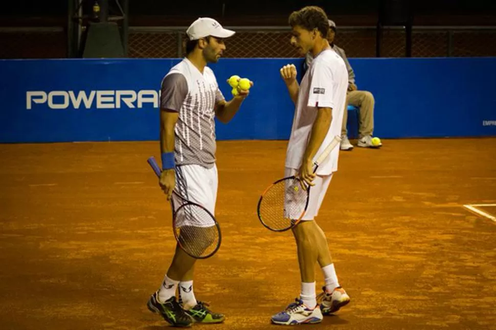 SECRETO EN LA CANCHA. La complicidad entre Durán y Carreño-Busta fue tan efectiva que los llevó a ganar el título en Quito. FOTO DEL TWITTER DE @EcuadorOpenQui