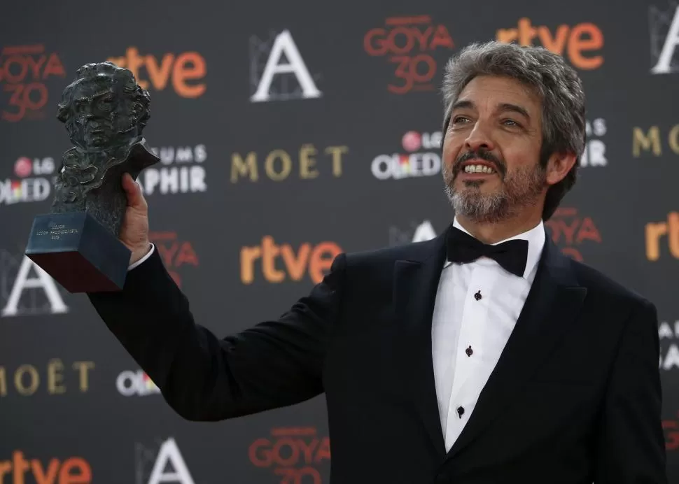 FELIZ. Darín muestra el premio que obtuvo por la película “Truman”. REUTERS