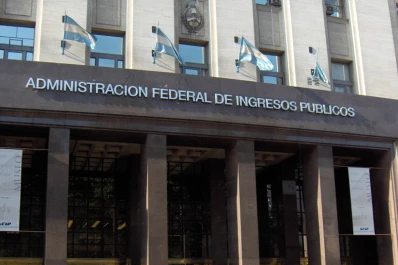 La AFIP comenzó el reintegro de los recargos por dólar ahorro y turismo
