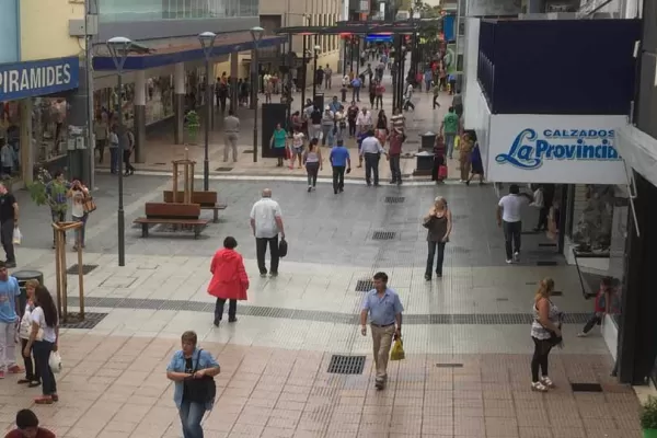 Feriado: la mayoría de los comercios abrió sus puertas