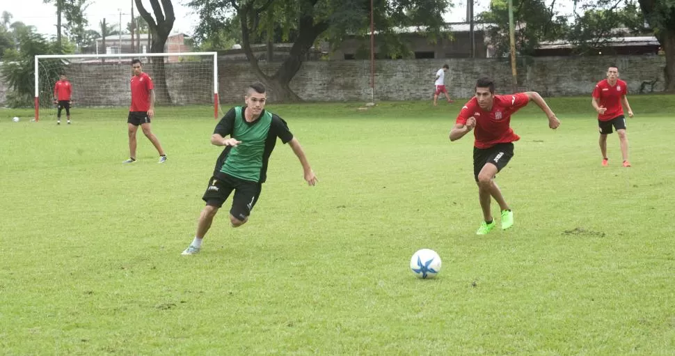 OTRA VEZ A CORRER. Luego de algunos días de licencia, los jugadores del “santo” reiniciaron su trabajo pensando en el encuentro contra Güemes que se jugará el próximo domingo. la gaceta / foto de florencia zurita (archivo)